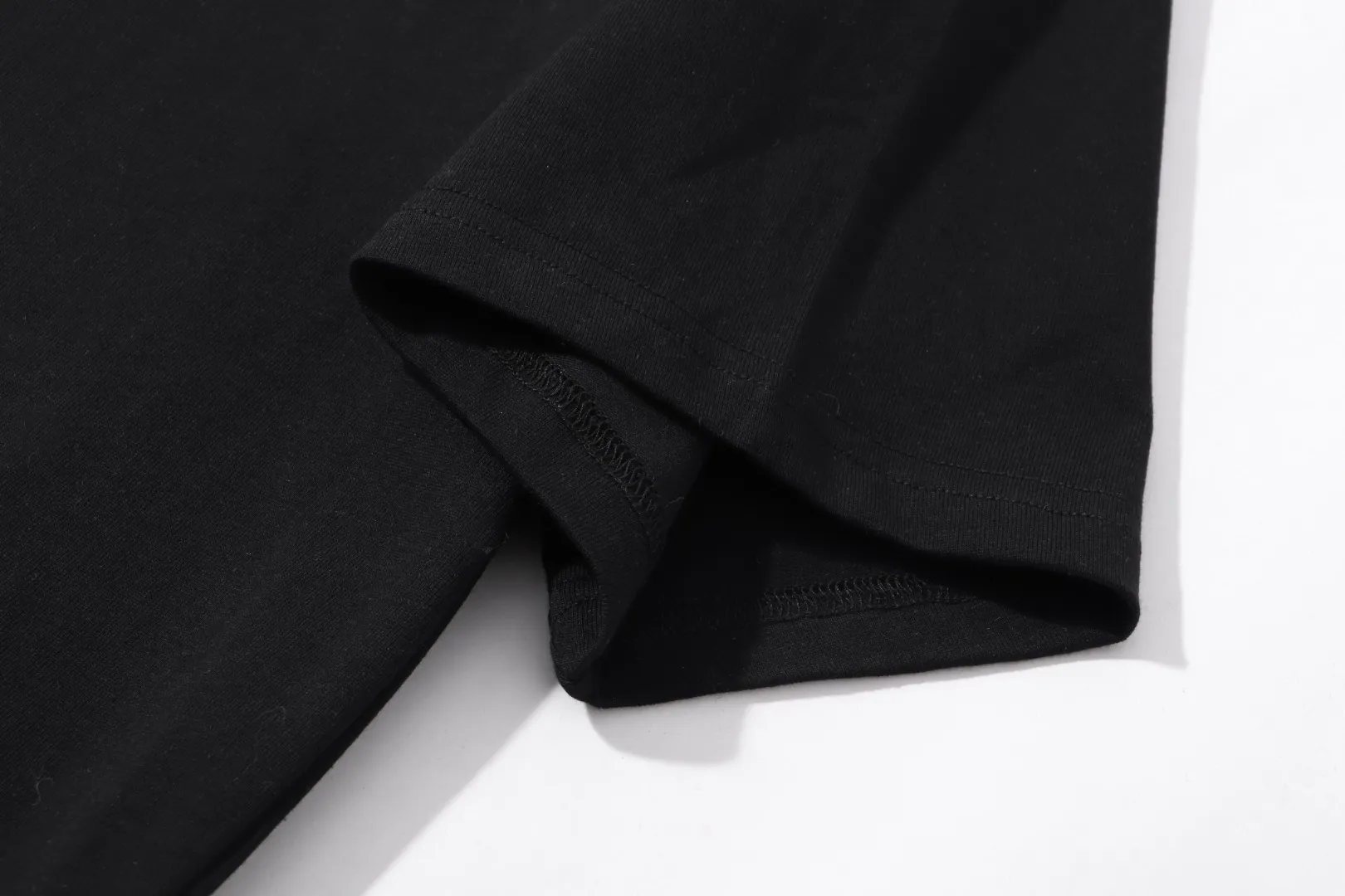 Style No.: A 007# P57 Ami 2026 Spring/Summer New Arrival T-shirt Short Sleeve The workmanship of this chapter is extremely cumbersome and complex. It uses water-soluble polyester and water-soluble thread to start the pattern, dye it, then air-dry, shape it, and then laser process the details. The process takes a long time, which distinguishes it from the junk version of the leaky bottom fabric on the market. We completely restore the correct version of the official website 1:1, with high-weight fabrics, synchronized detail routing, and restored official website letter embroidery, which is the only correct version on the entire network. Color: Apricot Red Black Red White Red Navy Blue Gray Apricot Black Sizes: S-XL